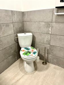 Appartements L-Echapee Belle Maison de village climatisee de 45m2 a proximite de Carcassonne,1 chbre a l-etage vue panoramique sur les pyrenees, cuisine equipee,1Salon,1 sdb, Wifi, Parking gratuit, Netflix,Canal sat, Fauteuil massant : photos des chambres