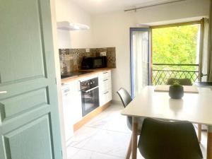 "LEchapée Belle" Maison de village climatisée de 45m2 à proximité de Carcassonne,1 chbre à létage vue panoramique sur les pyrénées, cuisine équipée,1Salon,1 sdb, Wifi, Parking gratuit, Netflix,Canal sat, Fauteuil massant