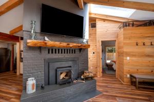 Mountain Retreat with Hot Tub near skiing and golf