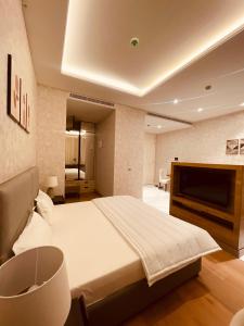 Leela Bhartiya city - luxury apartment