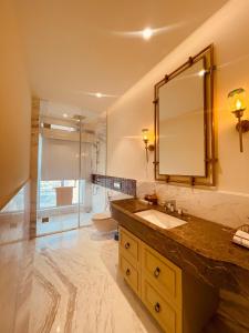 Leela Bhartiya city - luxury apartment