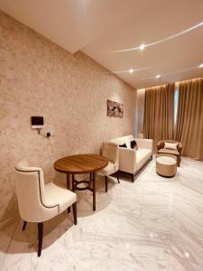 Leela Bhartiya city - luxury apartment