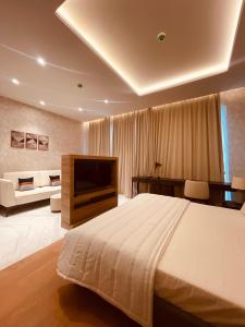 Leela Bhartiya city - luxury apartment