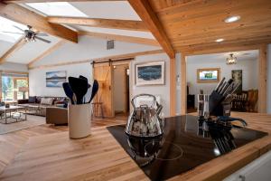 Mountain Retreat with Hot Tub near skiing and golf