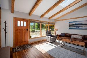 Mountain Retreat with Hot Tub near skiing and golf