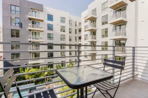 Blueground Long Beach pool gym firepit LAX-1255