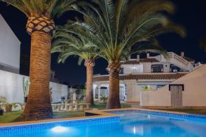 Villa La Contenta jardín y piscina en Conil centro