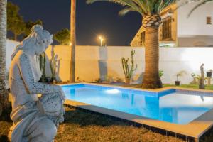 Villa La Contenta jardín y piscina en Conil centro