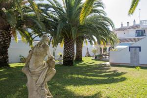 Villa La Contenta jardĂn y piscina en Conil centro
