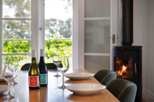 Mafic House- beautiful views, hot tub and pool