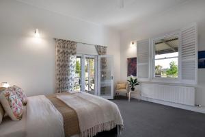 Mafic House- beautiful views, hot tub and pool