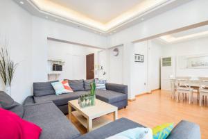 Modern spacious apt in Athens
