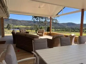 HighGrove Lodge, Luxury Hunter Valley House with Views, Solar-heated Pool, Space - Millfield