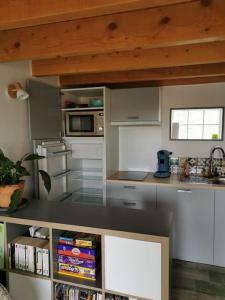 Studio Le Calme, plages à pied et grand jardin, La Couronne