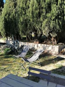 Studio Le Calme, plages à pied et grand jardin, La Couronne