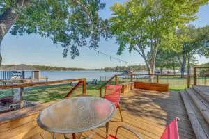 Waterfront Family Home on Cedar Creek Reservoir - Enchanted Oaks