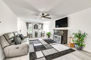 Richmond Home w/ Deck: 1 Mi to Richmond Raceway!