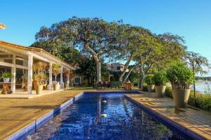 Peace and Tranquility in Manguinhos - BUZ009