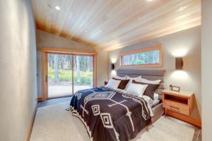 Luxe Valley Home with Sauna and Hot Tub Near Mazama