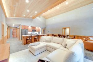 Luxe Valley Home with Sauna and Hot Tub Near Mazama