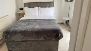 Spacious 5 Bedroom House Close To Town Center - 沃德斯登