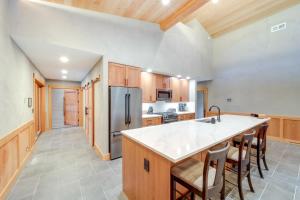 Luxe Valley Home w Sauna & Hot Tub Near Mazama