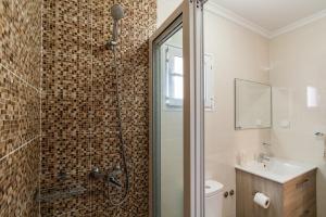 Green Doors - AC and free parking