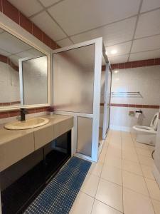Riverbank Suites with River View Walk to City