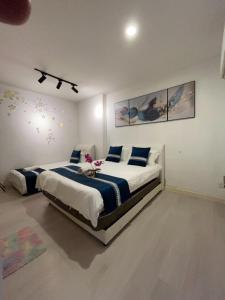 Riverbank Suites with River View Walk to City