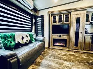 Puffy Panda RV-Hot Tub-Sleeps 2 - Nipinnawasee