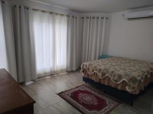 casa 700m da praia, ideal para família, 3 quartos , piscina, ar condicionado, churrasqueira, wi fi, estacionamento, até 10 pessoas,