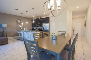 Magical Townhome private pool in Storey Lake