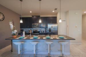 Magical Townhome private pool in Storey Lake