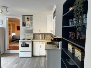 Stylish 1-BDRM Prime Location, Unit 2