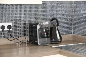 Colchester town and castle modern flat with kitchen & private parking