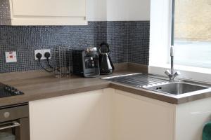 Colchester town and castle modern flat with kitchen & private parking