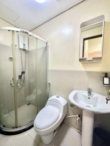 1Bdrm Condo at Makati w Balcony view of Mnla Bay