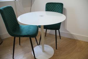 Colchester town and castle modern flat with kitchen & private parking