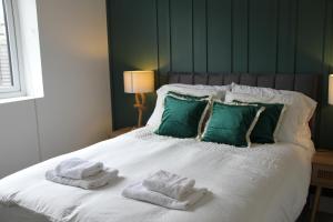 Colchester town and castle modern flat with kitchen & private parking