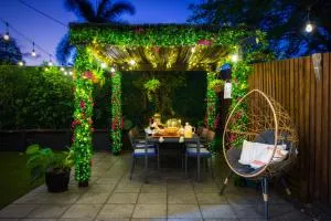 Private Luxury Haven with SUV Hire, Pool, Near Marina - Йоркейс Кноб