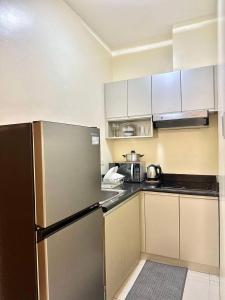1Bdrm Condo at Makati w Balcony view of Mnla Bay