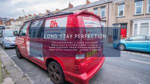 Free Parking, Ideal for Long Term Contractor, etc Stays, Regular Housekeeping Option, 10 min Walk from Beach and Metro 15-20 min Drive to Nissan & Newcastle - Dwellcome Home Ltd 2 DOUBLE Bedroom 3 Bed Apt, Fast WIFI - See our Site for Assurance