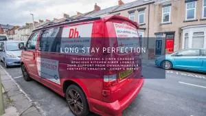 Dwellcome Home Ltd 2 DOUBLE Bedroom 3 Bed Apt, Fast WIFI, Free Street Parking, Ideal for Long Term Contractor, etc Stays, Regular Housekeeping Option, 10 min Walk from Beach and Metro 15-20 min Drive to Nissan & Newcastle - See our Site for Assurance - Jarrow