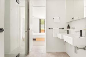 Sleek 2-Bed Apt Metres to Beach