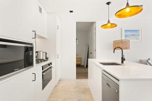 Sleek 2-Bed Apt Metres to Beach