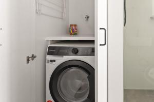 Sleek 2-Bed Apt Metres to Beach