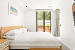 Sleek 2-Bed Apt Metres to Beach