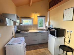 Appartements Studio avec piscine a la campagne, proche de Vichy - Jardin, Terrasse, WiFi, Draps inclus - FR-1-489-230 : photos des chambres