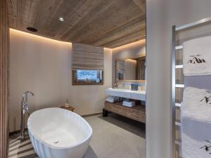 Chalet neuf avec piscine chauffée, espace détente, sauna, bain nordique et salle de cinéma - FR-1-570-57