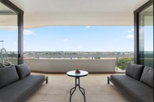 Luxe 2-Bed: Modern Interiors Balcony & BBQ Area